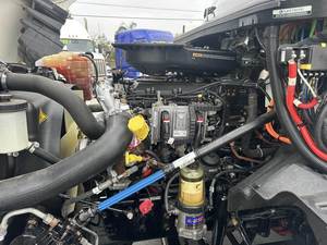 Camion semi-remorque économique 2022 LT Sleeper - Toit surélevé Sleeper A26 450HP 12 vitesses automatique prêt à l'exportation dans le monde entier - Product Image 6