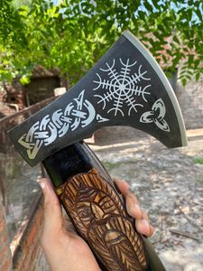 Hachas vikingas de alta calidad, mango grabado forjado a mano, hoja grabada de acero al carbono, hacha Tomahawk para acampar - Product Image 4