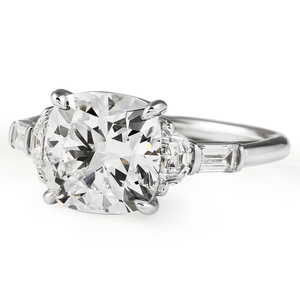 Anillo de Cinco Piedras con Diamante de Corte Cojín de 3.12 Quilates - Product Image 1