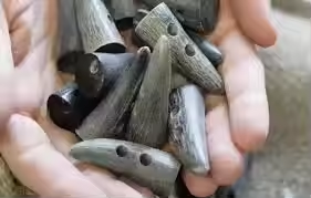 Bascule de corne de boeuf de buffle faite à la main avec bouton à bascule poli à 2 trous - Product Image 3