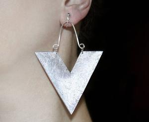 Boucles d'oreilles créoles en métal cuivré avec surface texturée conçues pour un usage polyvalent avec des tenues décontractées ou habillées - Product Image 6