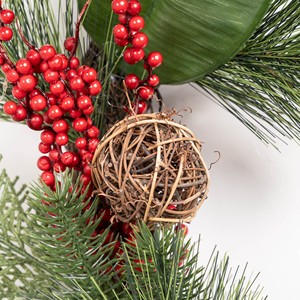 Corona Navideña Festiva de 50 cm, Estilo Tradicional, Decoración con Bayas Rojas, para Montar en la Pared, Ratán Sintético, Madera Natural Verde, para Interiores - Product Image 5