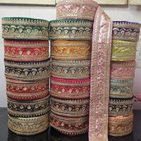 Lacets floraux brodés sur mesure de 1.25 à 2 pouces et plus, idéaux pour être utilisés comme bordures avec des fils dorés.