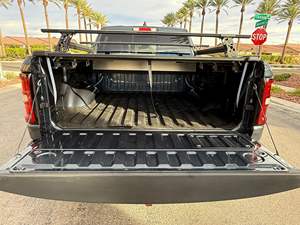 RAM 1500 Rebel X 2025, Cabina Doble 4x4, Motor de 6 Cilindros con Doble Turbo, Grupo de Equipamiento Rebel Nivel 2, Color Azul Metálico Forjado - Product Image 3