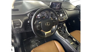 Lexus NX 2021 FWD 300 soigneusement utilisé - Product Image 4