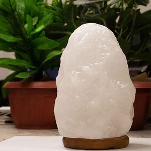 Lampe à sel blanche sculptée dans l'Himalaya naturel pour décoration de la maison avec cordon et ampoule Artisanat naturel fabriqué à la main - Product Image 6