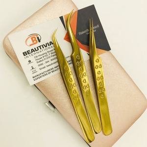 Pinzas Profesionales para Extensión de Pestañas de Acero Inoxidable Chapadas en Oro con Logotipo Grabado Personalizado, Sostenibles, Puntiagudas y con Agarre Fuerte - Product Image 1