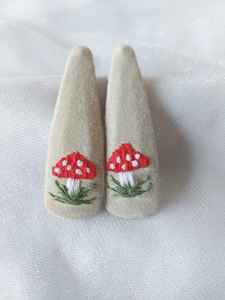 Pinzas para el Cabello Bordadas con Tela Base de Acetato Turquesa Personalizadas - Estilo Europeo y Americano, Ecológicas, Hechas a Mano con Materiales Reciclados - Product Image 4