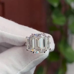 Bague de fiançailles à trois pierres en émeraude certifiée IGI, diamant cultivé en laboratoire 15,00 carats, D-E-F VVSVS - Product Image 3