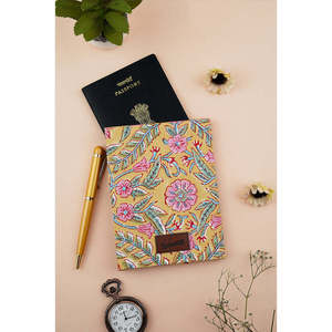 Porte-passeport jaune imprimé à la main style Martini français, pochette pour certificats - Product Image 1