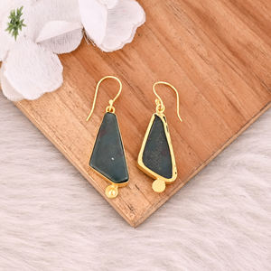 Boucles d'oreilles pendantes en laiton plaqué argent de style classique faites à la main, pierre précieuse en pierre de sang, boucles d'oreilles longues ovales, fabricant en gros - Product Image 4