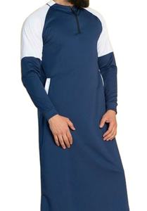 Vente en gros de vêtements islamiques pour hommes Style qatari pour hommes col rond jubbah pour hommes Thobes patch personnalisé épaule poitrine teint en couleur unie - Product Image 3