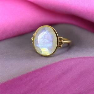 Belle bague en pierre de lune arc-en-ciel en argent sterling 925 faite à la main pierre précieuse de coupe ovale à facettes naturelles déclaration élégante bijoux Fain - Product Image 3