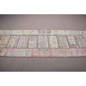 Alfombra vintage de 2,9x8,8 pies, alfombra turca tipo runner, alfombra con motivos de plantas y árboles en tonos marrón y azul. - Product Image 3