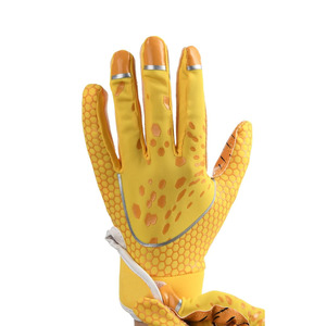 Guantes de receptor de fútbol americano suaves y cómodos impresos personalizados con características de agarre adhesivas, venta al por mayor de Pakistán - Product Image 6