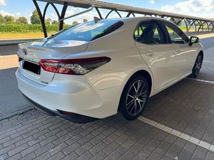 Toyota Camry Hybride Berline 2022, Transmission Automatique, Intérieur Cuir Foncé, Caméra Arrière, Conduite à Gauche, Jantes R17, Toit Ouvrant, Voiture d'Occasion - Product Image 4