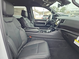 Jeep Wagoneer 2024, SUV 4x4, Vehículo Eléctrico con Autonomía de 501-600 km, Batería de 90-110 kWh, Motor de 100-150 kW, Origen Estadounidense - Product Image 2