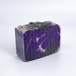 Jabón Artesanal Purple Armor 100g en Barra Sólida con Patrón de Cristal Blanqueador, a Base de Aceite de Oliva, Aceite de Coco y Frutas Naturales - Product Image 2