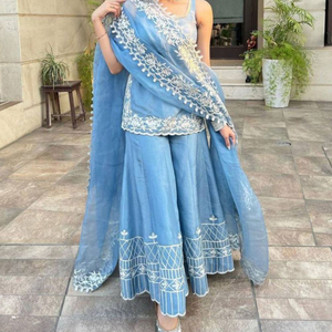 Costume Sharara de style pakistanais avec broderie lourde et travail de pierre Costume Gharara de créateur pakistanais avec robe Dupatta - Product Image 3