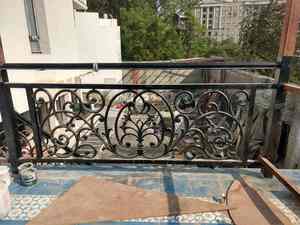 Balustrade de balcon en fonte d'aluminium de Paris, finition gris très poli, super sablage, motifs modernes, rosettes, courbes symétriques - Product Image 3