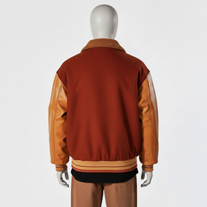 Chaqueta Universitaria Deportiva de Invierno con Bordado de Chenilla, Chaqueta Varsity Personalizada al por Mayor con Mangas de Cuero de Oveja - Product Image 4