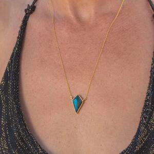 Collar con forma de escudo chapado en oro de 18kt de alta calidad, piedra preciosa curativa de cuarzo Natural, joyería de latón con cadena de eslabones - Product Image 4