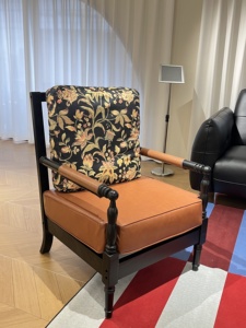 Fauteuil en bois antique de luxe avec coussin en cuir, motif floral sculpté à la main, chaise polyvalente pour chambre et salon, élégante pour villa - Product Image 2