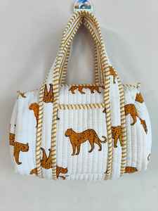 Sac de voyage mini en coton matelassé à imprimé tigre avec décoration florale, fabriqué à la main au Rajasthan, fermeture éclair pour les voyages - Product Image 6