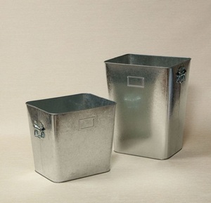 Cubo de basura de metal hecho a mano fiable para residencias de lujo, proyectos de decoración comercial y temas de oficina únicos - Product Image 1