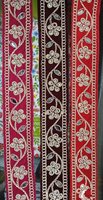Sur mesure dans des dentelles florales brodées festonnées de plusieurs manières de couleur dans des conceptions ethniques pour différentes tailles