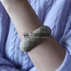 Bracelets en bois de qualité supérieure pour les amateurs de bijoux faits à la main Look rustique par Tradebyd - Product Image 2