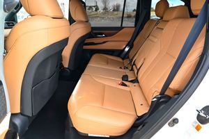 Magnifique SUV d'occasion <span class=keywords><strong>Lexus</strong></span> <span class=keywords><strong>LX</strong></span> <span class=keywords><strong>600</strong></span> 2026 blanc, intérieur cuir foncé, toit ouvrant, transmission intégrale, voiture de qualité au meilleur <span class=keywords><strong>prix</strong></span> - Product Image 6