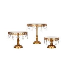 Support à gâteau doré magnifiquement conçu avec structure raffinée et détails en relief pour les occasions formelles et les rassemblements - Product Image 6