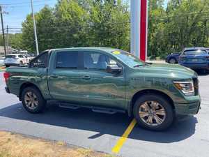 Green 2024 SV Crew Cab 4WD (Usado - Excelente Estado) Lado Izquierdo Oscuro, Arranque Remoto, Paquete de Remolque, Sistema de Navegación - Product Image 2