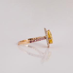 Bague de fiançailles en or plaqué 14 carats avec diamant de laboratoire taille poire jaune, sertissage halo et diamant rond rose, pierre d'accentuation glamour - Product Image 6