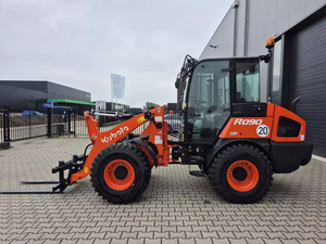 Chargeuse sur pneus compacte Kubota R070 avec accessoire chariot élévateur, orange, pour travaux agricoles et de construction - Product Image 2