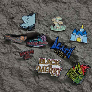 Pins en émail personnalisés pour Comic Con, vente en gros, épingles de revers amusantes à thème dessin animé, badges métalliques mignons d'anime, lot de broches tendance pour sacs - Product Image 1