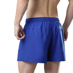 Cómodos pantalones cortos de entrenamiento de algodón de 5 pulgadas con diseño elegante de tela suave al tacto para un estilo de vida activo para hombres - Product Image 3