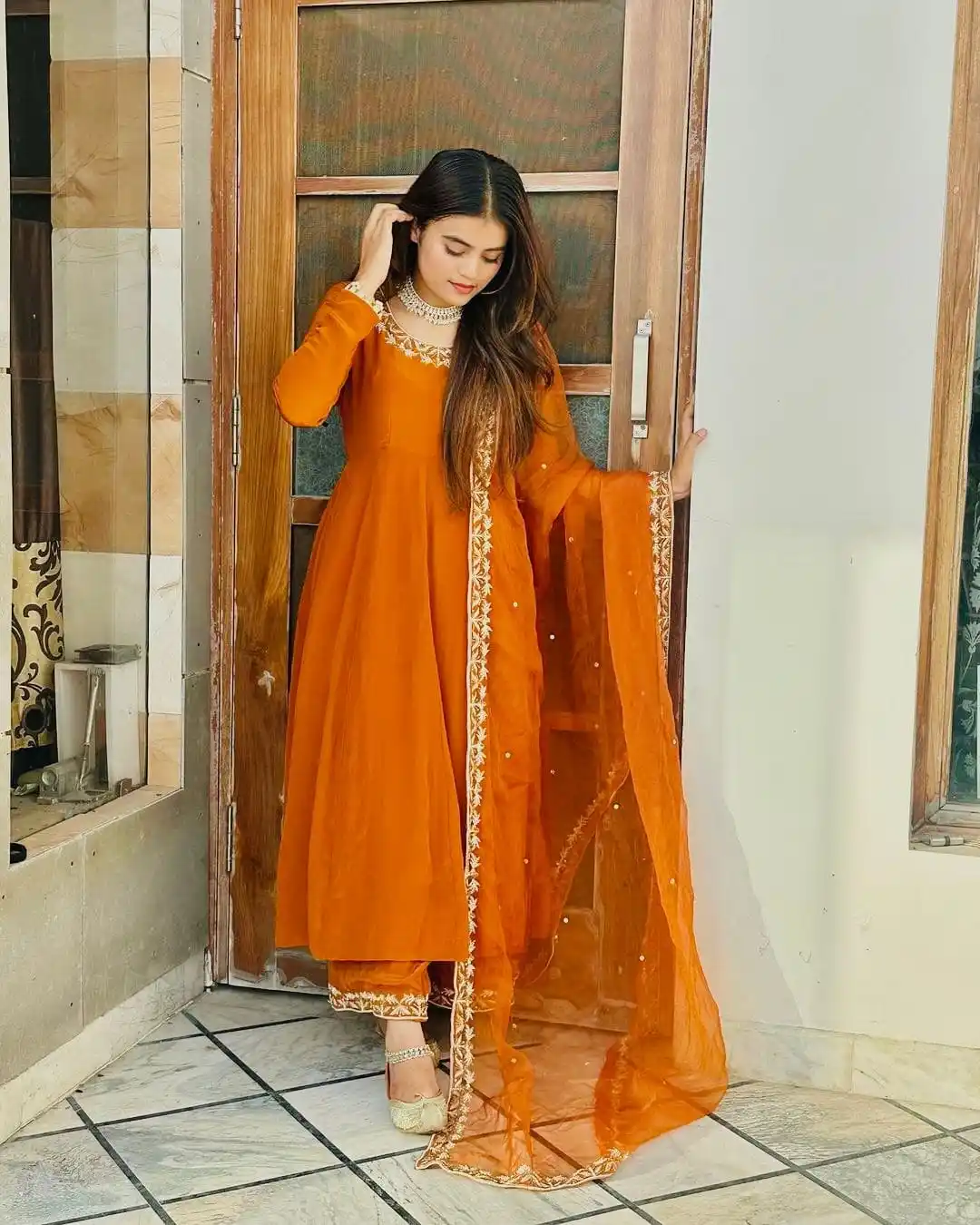 Áo choàng của phụ nữ với khatli làm việc trong georgette vải áo choàng màu sắc đẹp hoàn toàn khâu readymade