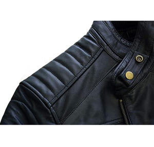 Veste matelassée pour femme en simili cuir noir élégante, fermeture à un seul bouton, alliant un look de motard robuste, confort décontracté, respirant. - Product Image 5