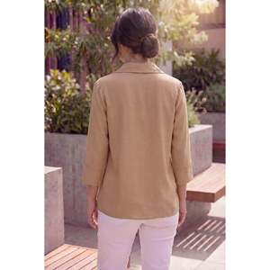Chemisier en modal grande taille avec accessoire collier, beige - Product Image 3