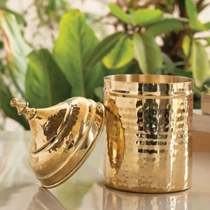 โถเก็บของทรงกระบอกแบบดั้งเดิมทำจากโลหะตีขึ้นรูปสีทอง พร้อมฝาปิดตกแต่ง เกรดสำหรับอาหาร ปลอดภัยสำหรับเครื่องล้างจาน และปิดผนึกอย่างแน่นหนา - Product Image 1