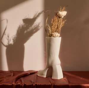 Vase moderne en forme de botte |   Jardinière ou objet décoratif en céramique noire à talon haut |   Vase unique en forme de botte moderne à motifs floraux - Product Image 6