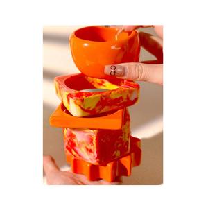 Bracelets en résine imperméables faits à la main pour femmes, couleurs personnalisées, texture lisse, look élégant, légers pour un style quotidien - Product Image 1