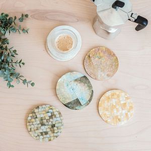 Posavasos Artesanales de Nácar que Ofrecen una Superficie Segura de Primera Calidad para Espacios Interiores Modernos y Clásicos - Product Image 1