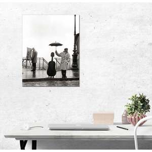 Impression d'art moderne de Robert Doisneau 'Un musicien sous la pluie' sur papier durable - Product Image 2
