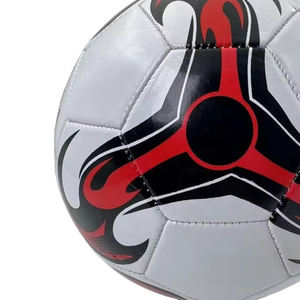 Nouveau ballon de football et de soccer en cuir léger en gros, personnalisé, résistant, fabriqué au Pakistan pour l'entraînement - Product Image 5