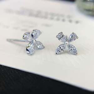 Pendientes de Diamantes Cultivados en Laboratorio de 0.80ctw, Color EF, Claridad VS, Diseño Floral en Forma de Pera y Marquesa - Product Image 6