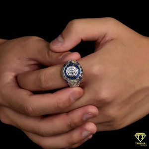 Bague de luxe cultivée en laboratoire Halo en saphir bleu avec bande glacée, bijoux de déclaration Hip Hop en finition argentée - Product Image 5