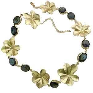 Collier pendentif romantique en laiton plaqué or Collier de fleurs en pierres précieuses Labradorite élégant avec des bijoux élégants en finition or - Product Image 3